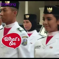 Gloria Natapradja Hamel akhirnya ikut dalam pasukan paskibraka penurunan bendera (17/8) di Istana Merdeka.