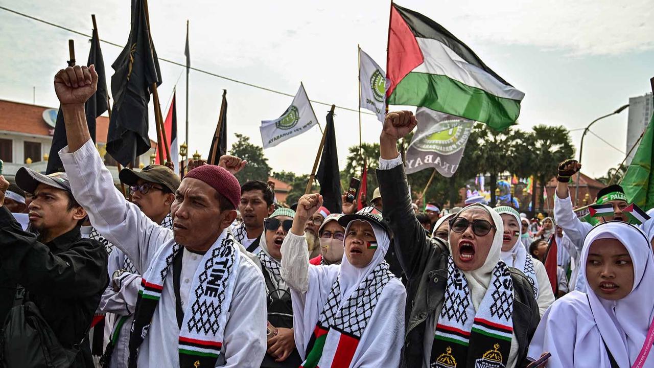 FOTO: Ribuan Warga Surabaya Gelar Aksi Beri Dukungan kepada Warga Palestina
