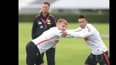 Memphis Depay yang baru direkrut Manchester United dari PSV Eindhoven menjalani latihan perdana bersama anggota tim MU di bawah pengawasan langsung sang pelatih, Louis van Gaal.. (www.manutd.com)