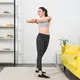 Latihan hip circle ini juga bantu mengcilkan pinggang. Temukan manfaat lain dan cara melakukannya dengan baik. [Dok/Freepik.com/kaylabridge].