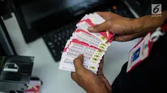 Petugas memperlihatkan Kartu Identitas Anak (KIA) di Kantor Suku Dinas Kependudukan dan Pencatatan Sipil (Dukcapil) Jakarta Pusat, Selasa (27/11). Tahun 2019, Dukcapil Jakarta Pusat menargetkan 300.000 KIA dicetak. (Liputan6.com/Faizal Fanani)