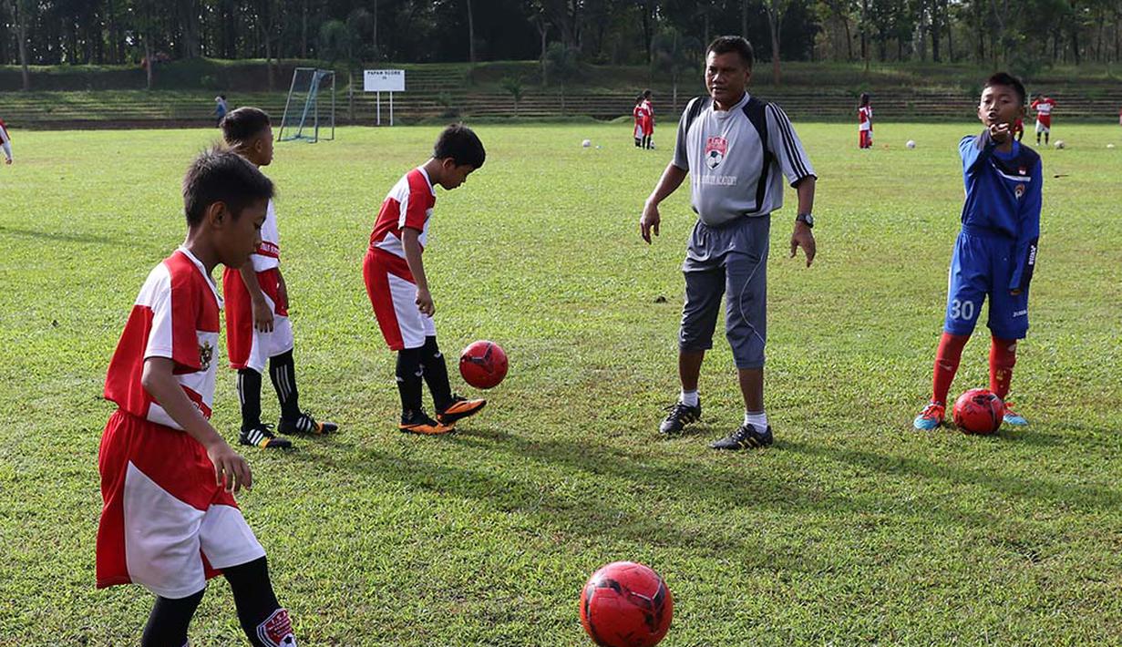 Anak-anak usia di bawah 12 tahun dari Imran Soccer Academy sedang berlatih di bawah asuhan pelatih. (Bolacom/Arief Bagus)