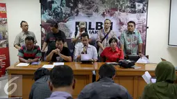 Direktur LBH Jakarta Alghiffari Aqsa (kedua dari kiri) bersama persatuan rakyat Jakarta menggelar konferensi pers di kantor LBH Jakarta, Jum'at (11/6/2015). Mereka menolak keras peraturan gubenur Jakarta No 228 Tahun 2015 . (Liputan6.com/Faizal Fanani)