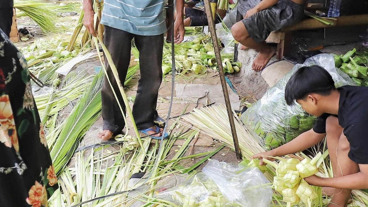 Mereka mendirikan lapaknya di sepanjang Jalan Palmerah Barat. Foto: Liputan6.com /Angga Yuniar