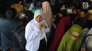 Seorang anak mencoba baju seragam sekolah baru di salah satu kios di Jalan Pengadilan, Bogor, Rabu (11/7). Menjelang dimulainya tahun ajaran baru, para orang tua disibukan belanja kelengkapan sekolah anak mereka. (Merdeka.com/Arie Basuki)