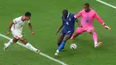 Pemian Inggris Jude Bellingham menendang bola melewati pemain Prancis Dayot Upamecano kiper Mike Maignan untuk mencetak gol keenam mereka selama pertandingan sepak bola perebutan tempat ketiga Piala Dunia antara Prancis dan Inggris di Miami Gardens, Florida, Sabtu, 18 Juli 2026. (AP Photo/Marta Lavandier)