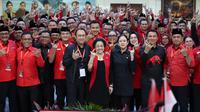 Ketua Umum DPP PDI Perjuangan (PDIP) Megawati Soekarnoputri bersama jajaran DPP dan kepala daerah yang juga merupakan kader partai berlambang banteng bermoncong putih itu terlihat kompak. (Foto: Dokumentasi Tim Media PDIP).