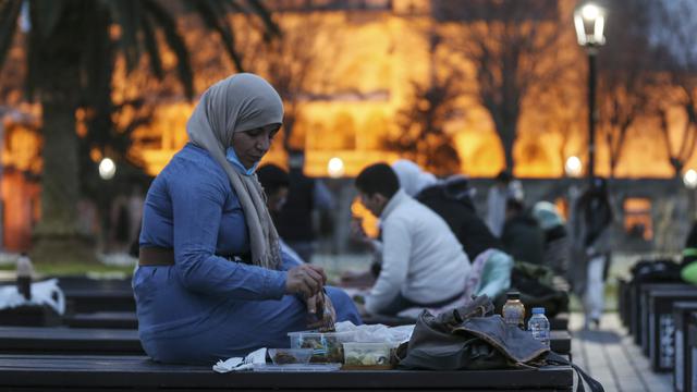 Menikmati Suasana Ramadhan di Masjid Biru Turki