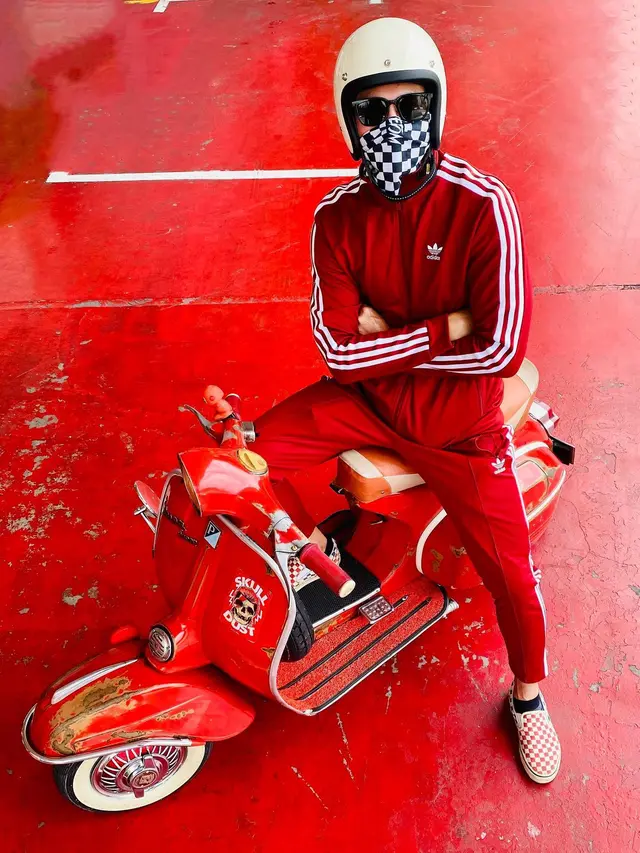 Tampil Keren, Ini 7 Gaya Vino G Bastian Riding dengan Vespa Klasik