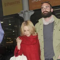 Kylie Minogue dan Joshua Sasse (via aceshowbiz.com)