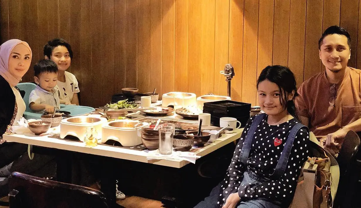 “Kebahagian ngeliat dia disini bahkan jauh lebih bahagia dibanding dia rangking di kelas sekalipun (maaf kalau ada yg berbeda sudut pandang../lbh baik klo dpt dua2nya :)),” lanjut Arie menuliskan. (Instagram/ariekuntung)