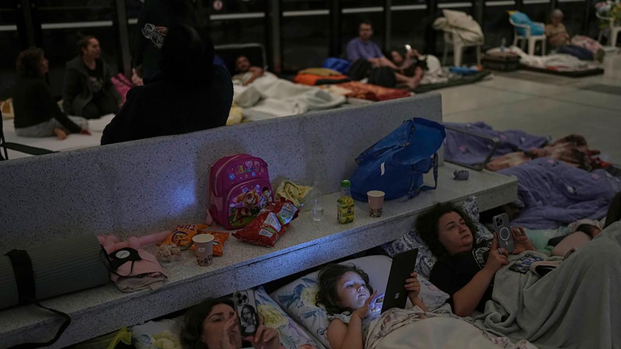 FOTO:  Potret Warga Bermalam di Stasiun Kereta Bawah Tanah, Berlindung Dari Serangan Udara Iran