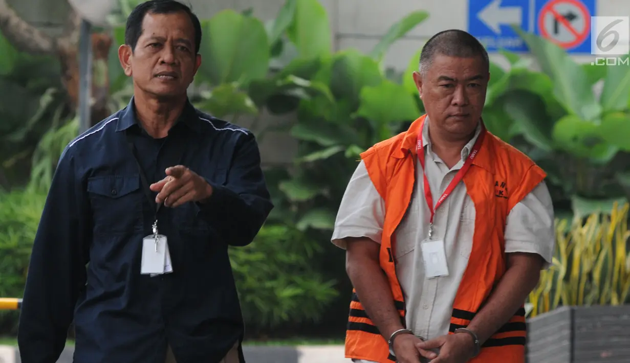 Timses Bupati dan pengusaha yang terjaring OTT KPK, Benhur Lalenoh tiba untuk menjalani pemeriksaan di Gedung KPK, Jakarta, Selasa (7/5/2019). Benhur Lalenoh diperiksa perdana sebagai tersangka kasus dugaan suap pengadaan barang atau jasa di Kabupaten Kepulauan Talaud 2019. (merdeka.com/Dwi Narwoko)