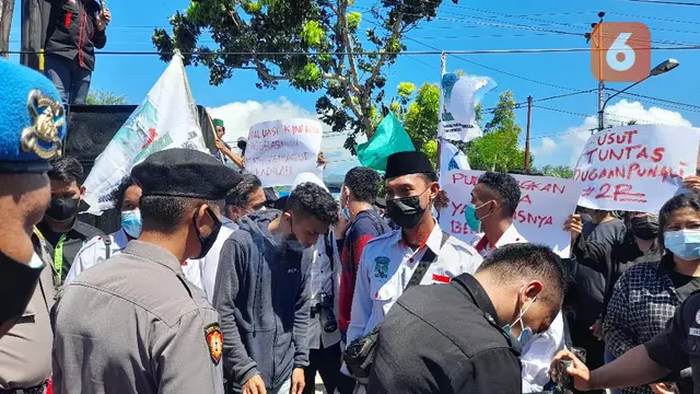 Sejumlah Mahasiswa di Gorontalo berusaha masuk di Kantor Imigrasi Gorontalo (Arfandi Ibrahim/Liputan6.com)