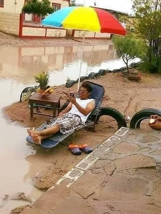 6 Potret Liburan Irit Layaknya di Pantai Ini Bikin Ngakak