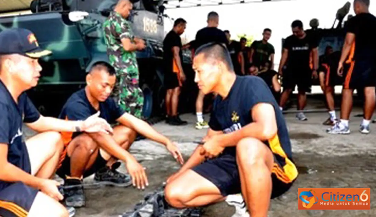 Citizen6, Cilandak: Dalam rangka meningkatkan mobilitas kendaraan tempur amfibi , jajaran Batalyon Tank Amfibi-2 Marinir memasang “sepatu” atau karet di roda rantai BMP-3 F, Selasa (29/5). (Pengirim: Marinir)