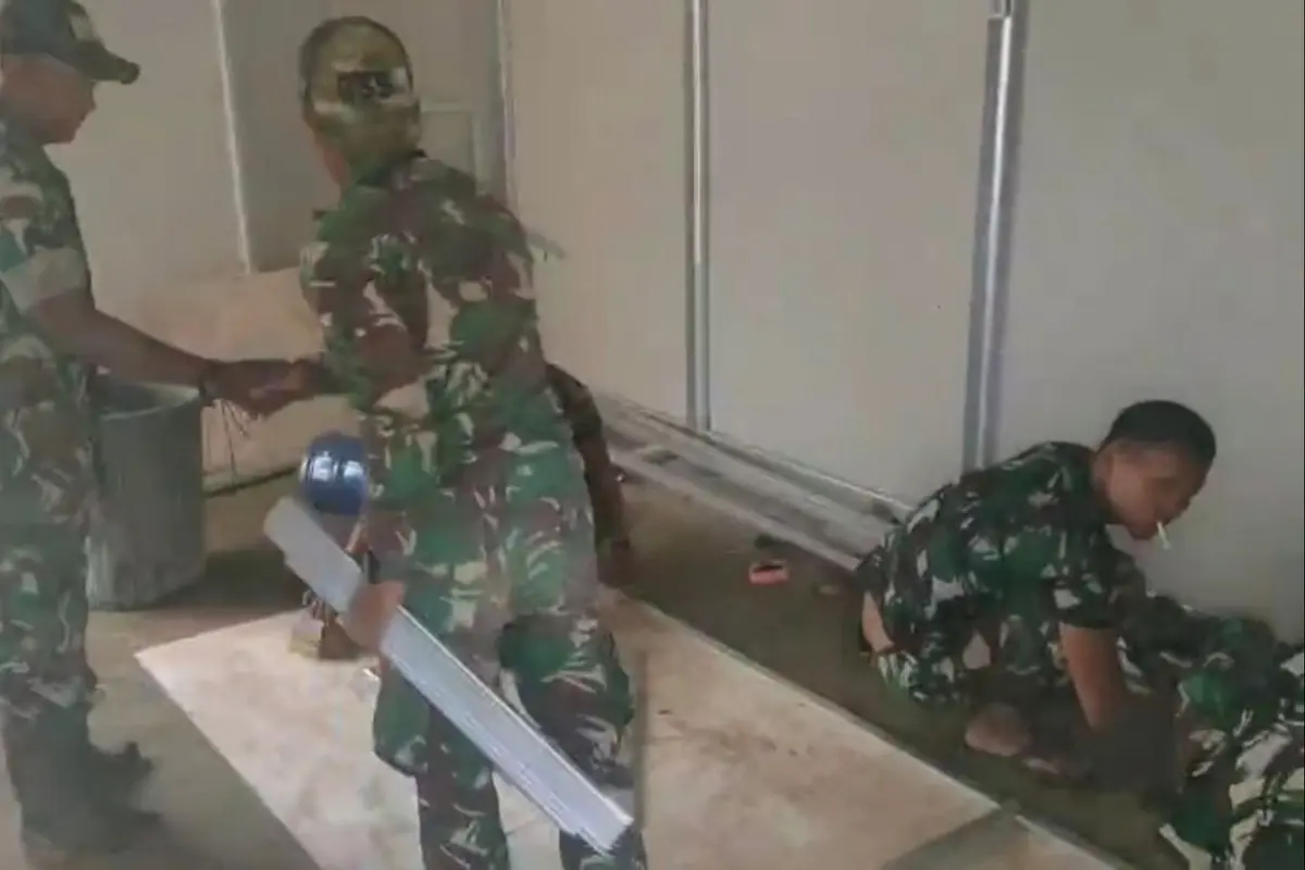 Personel TNI membangun huntara di Desa Aih Selah, Kecamatan Pantan Cuaca, Kabupaten Gayo Lues, Aceh, pada Senin (16/2/2026). (Istimewa)