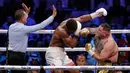 Petinju Andy Ruiz Jr (kanan) memukul Anthony Joshua saat bertanding dalam kejuaraan tinju kelas berat dunia di Diriyah Arena, Riyadh, Arab Saudi, Minggu (8/12/2019). Anthony Joshua menang angka mutlak atas Andy Ruiz Jr. (AP Photo/Hassan Ammar)