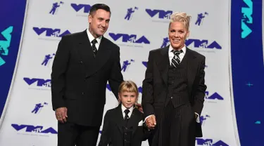 Pink bersama Carey Hart dan putri mereka, Willow menghadiri ajang MTV Video Music Awards (VMA) 2017 di California, Minggu (27/8). MTV VMA merupakan salah satu acara penghargaan musik yang paling dinanti selain Grammy Awards. (Jordan Strauss/Invision/AP)