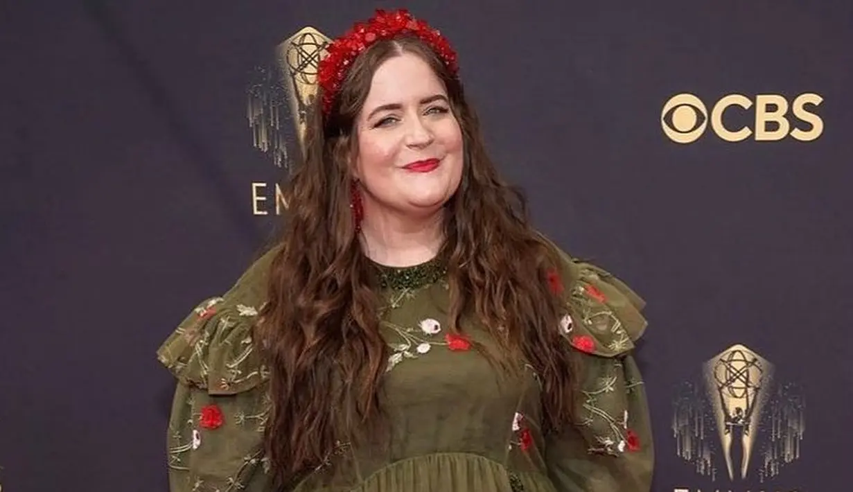 Aidy Bryant dalam balutan gaun dari Simone Rocha dengan banyak bordir bunga di seluruh permukaan gaun. Tampilannya secara keseluruhan dinilai seperti sedang menghadiri pesta kostum. Foto: Instagram @aidybryant.