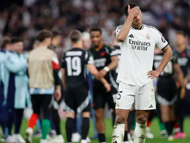 Ekspresi gelandang Real Madrid asal Inggris, Jude Bellingham pada akhir pertandingan leg kedua perempat final Liga Champions 2024/2025 melawan Arsenal di Stadion Santiago Bernabeu, Madrid, Spanyol, 16 April 2025 atau Kamis 17 April 2025 dini hari WIB. (OSCAR DEL POZO/AFP)