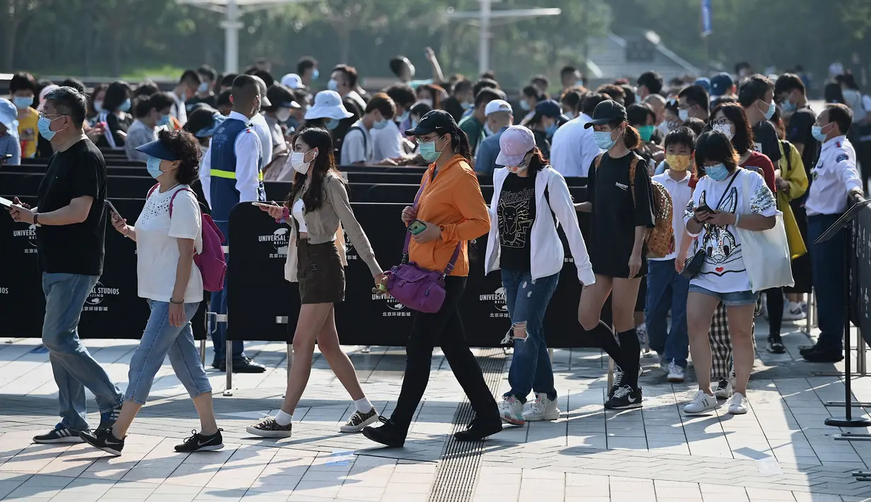 Warga antre untuk memasuki taman hiburan Universal Studios Beijing saat uji coba khusus undangan di Beijing, China, Rabu (1/9/2021). Universal Studios Beijing akan dibuka untuk umum pada 20 September 2021. (Noel Celis/AFP)
