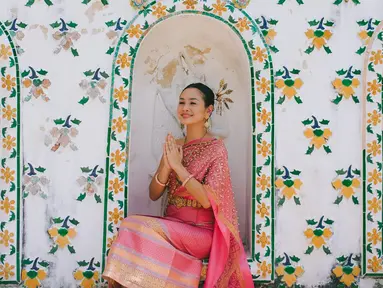 Dalam foto-foto yang dibagikan di media sosial, Andien tampak mengenakan chut thai, busana tradisional Thailand yang dikenal dengan keindahan dan keanggunannya. Busana ini terdiri dari kain sutra yang indah dengan detail bordir yang rumit dan warna-warna yang memanjakan mata. Andien memilih mengenakan chut thai dengan potongan yang modern namun tetap mempertahankan unsur-unsur tradisionalnya, membuat penampilannya terlihat elegan dan berkelas. (Liputan6.com/IG/@andienaisyah)