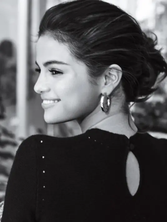 Di berbagai kesempatan, Selena memang selalu tampil dengan modis. Seperti saat itu, ia memakai tanktop berwarna hitam dan dipadukan dengan celana jeansnya, serta jaket yang juga berwarna hitam. (Instagram/Selenagomez)