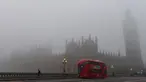 Jembatan  Westminster saat tertutup kabut tebal, London, Inggris, Senin (2/11/2015). Akibat kabut penerbangan di seluruh Inggris mengalamai penundaan dan pembatalan. (REUTERS/Stefan Wermuth)