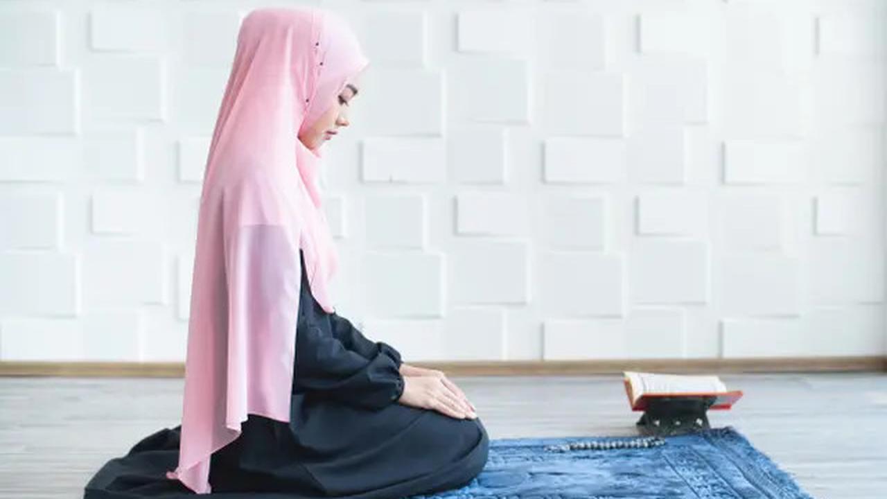 Pakaian Terbaik Perempuan untuk Sholat di Rumah, Ini Penjelasan Ustaz Adi Hidayat