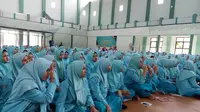 Para santriwati Pesantren Bumi Sholawat mengikuti acara Perjalanan Ramadan Bersama Lebih Bermakna, Paragon Goes to Pesantren, di Pesantren Bumi Shalawat, Sidoarjo, Senin, 3 April 2023. (dok. Liputan6.com/Dinny Mutiah)