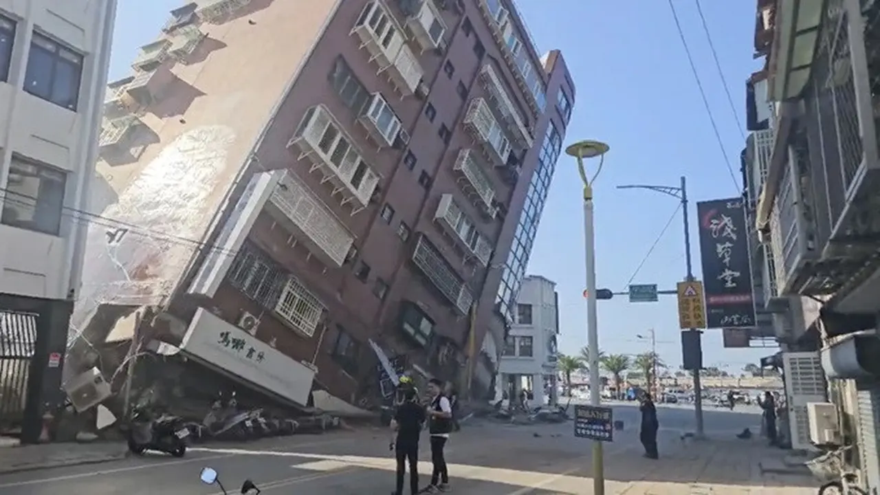 Tangkapan layar dari video TVBS menunjukkan situasi di Hualien, Taiwan, pasca gempa magnitudo 7,5 pada Rabu (3/4/2024).