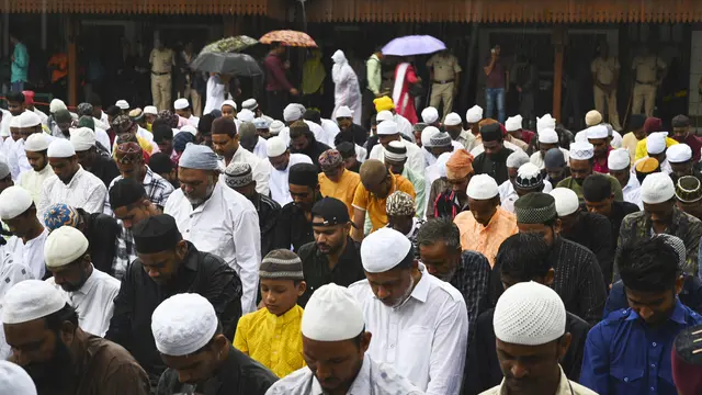 Umat Muslim India Sholat Idul Adha 2023 di Bawah Guyuran Hujan