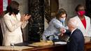 Presiden Joe Biden memberi salam kepada Ketua DPR Nancy Pelosi disaksikan Wakil Presiden Kamala Harris setelah berpidato di Kongres, US Capitol, Washington, Amerika Serikat, Rabu (28/4/2021). Pembatasan tamu dilakukan terkait protokol kesehatan COVID-19 dan keamanan. (Caroline Brehman/Pool via AP)