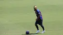 Pemain baru Barcelona, Arturo Vidal, saat perkenalan di Stadion Camp Nou, Senin, (7/8/2018). Barcelona merogoh kocek sebesar 19 juta euro untuk mengamankan jasa pria berkebangsaan Cile itu. (AP/Manu Fernandez)