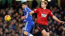 Pemain Chelsea, Diego Costa (kiri) dan pemain West Bromwich Albion, Craig Dawson berebut bola pada lanjutan Liga Premier Inggris di Stadion Stamford Bridge, Chelsea, Kamis (14/1/2016) dini hari WIB. (EPA/Sean Dempsey) 