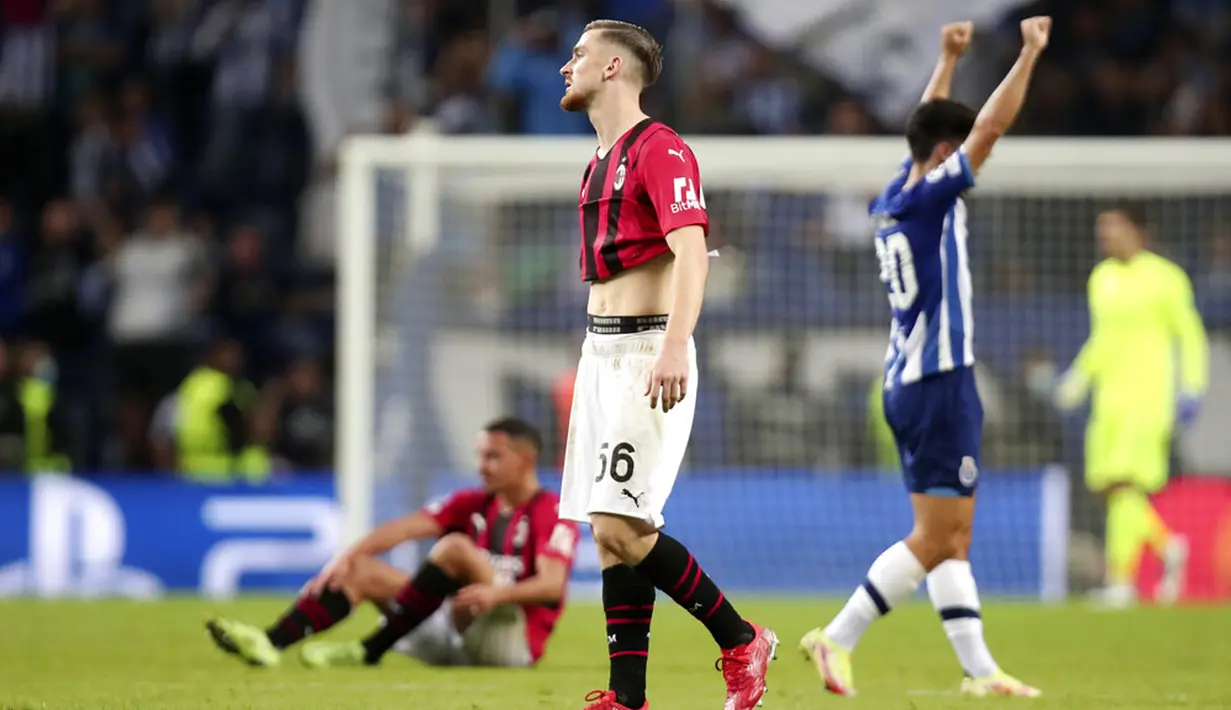 Reaksi pemain AC Milan Alexis Saelemaekers saat akhir laga melawan Porto pada pertandingan sepak bola Grup B Liga Champions di Stadion Dragao, Porto, Portugal, Selasa (19/10/2021). Porto menang 1-0. (AP Photo/Luis Vieira)