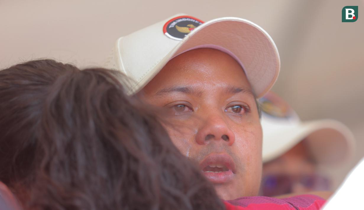 Prima Wisnu Wardhana tak kuasa menahan tangis saat berhasil meraih medali perunnggu pada nomor mixed team compound SEA Games 2025 di kompleks Sports Authority of Thailand (SAT), Bangkok, Kamis (18/12/2025). (Bola.com/Bagaskara Lazuardi)