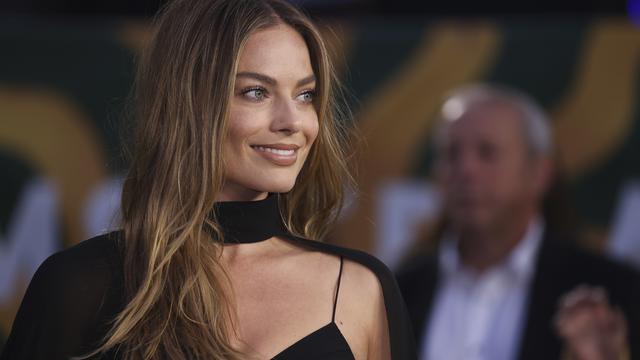 Gaya Margot Robbie di Pemutaran Film Amsterdam, Seksi Pakai Gaun Hitam Berjubah