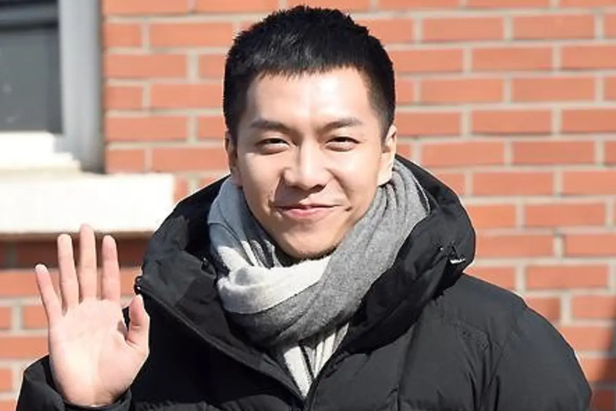 Lee Seung Gi tengah menjalani wajib militer.