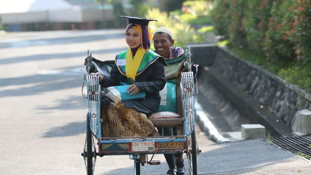 Senyum Wisudawati Ber-IPK 3,96 Diantar Ayah dengan Becak