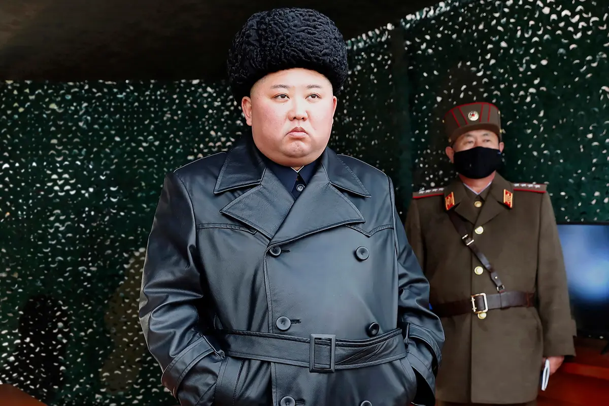 Senyum Kim Jong-un Pantau Latihan Militer Korea Utara