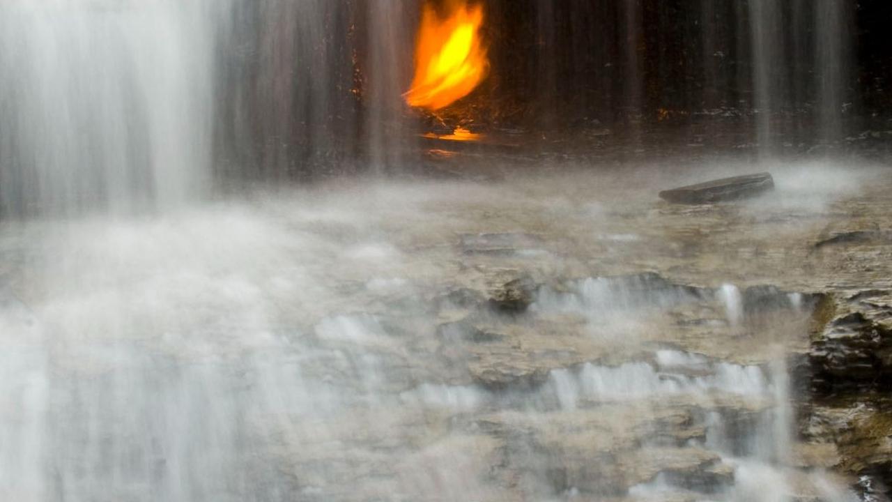 Fenomena Alam Unik, Satu Dari Sembilan ‘Api Abadi’ Ditemukan di Dalam Air Terjun Yang Bersalju