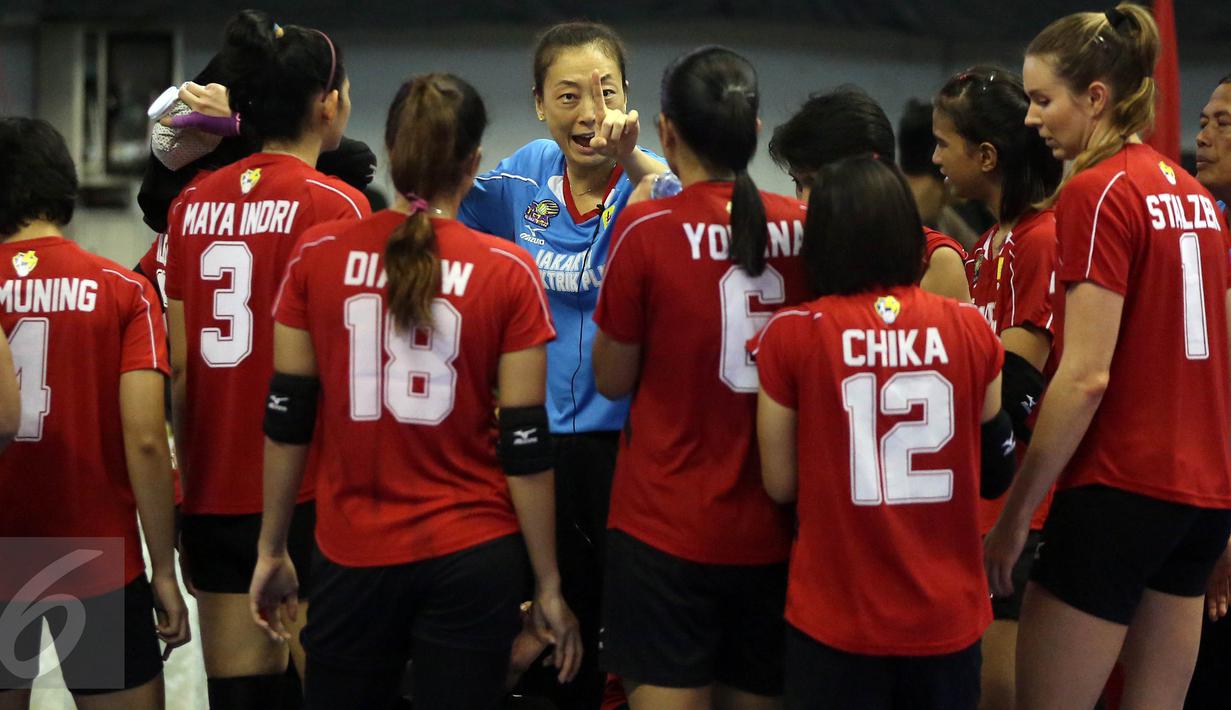 Pelatih tim voli Jakarta Elektrik PLN memberikan arahan kepada pemain saat bertanding melawan Jakarta Pertamina Energi di pertadingan Grand Final Proliga 2017 di GOR Among Rogo, Yogyakarta (23/4). (Liputan6.com/Johan Tallo)