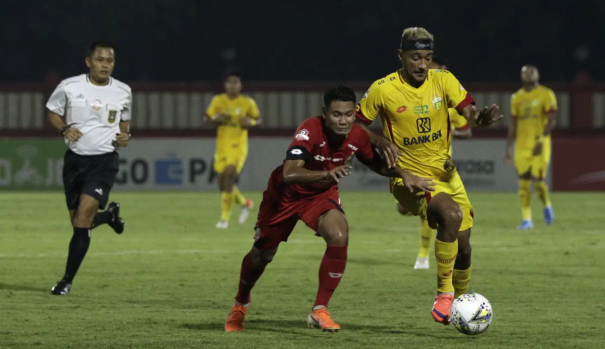 Gelandang Bhayangkara FC, Bruno Matos, berebut bola dengan pemain Semen Padang pada laga Shopee Liga 1 di Stadion PTIK, Jakarta, Sabtu (2/11). Bhayangkara bermain imbang 2-2 atas Semen Padang. (Bola.com/Yoppy Renato)