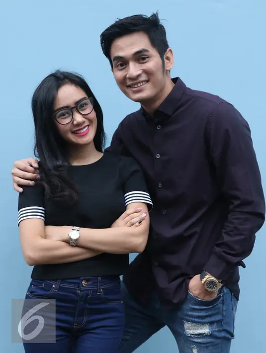 Cita Citata dan Ichal Muhammad berpose saat ditemui di kawasan Tendean usai mengisi sebuah acara, Jakarta, Jumat (29/4). Walau awalnya malu-malu, kini Cita tak segan lagi mengumbar kebersamaan mereka. (Liputan6.com/Herman Zakharia)