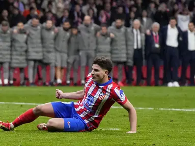 Pemain Atletico Madrid, Julian Alvarez terjatuh setelah melakukan tendangan penalti ke gawang Real Madrid pada laga leg 2 babak 16 besar Liga Champions 2024/2025 di Metropolitano Stadium, Madrid, Spanyol, Kamis (13/03/2025). (AP Photo/Manu Fernandez)