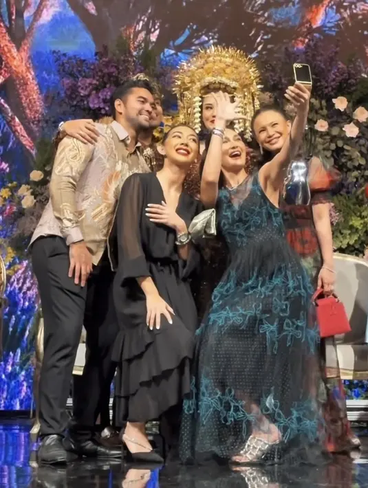 Rossa hadir mengenakan dress panjang bunga warna merah. Serasi dengan hand bag merahnya dari Louis Vuitton. [@lunamaya]