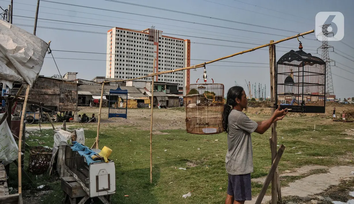 Aktivitas warga di perkampungan kumuh kawasan Semper, Cilincing, Jakarta, Selasa (12/10/2021). Data Badan Pusat Statistik (BPS) Provinsi DKI Jakarta per September 2021 mencatat, jumlah penduduk miskin di Ibu Kota mencapai 362 ribu jiwa. (merdeka.com/Iqbal S. Nugroho)