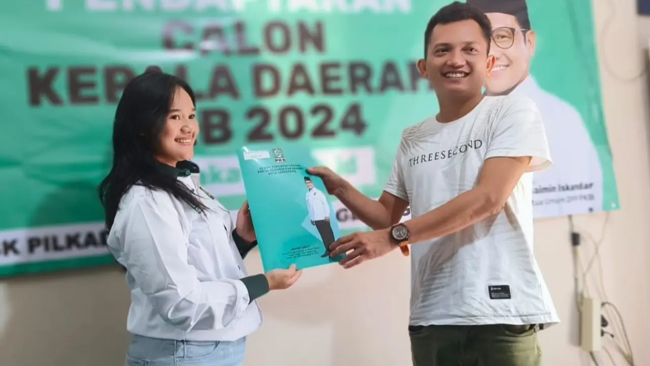 Ketua Relawan Bang Uwoh Tangerang Kota Maju, Rido Saputra mendaftarkan jagoannya untuk maju di Pilkada 2024, Ahmad Amarullah ke kantor DPC PKB Kota Tangerang.